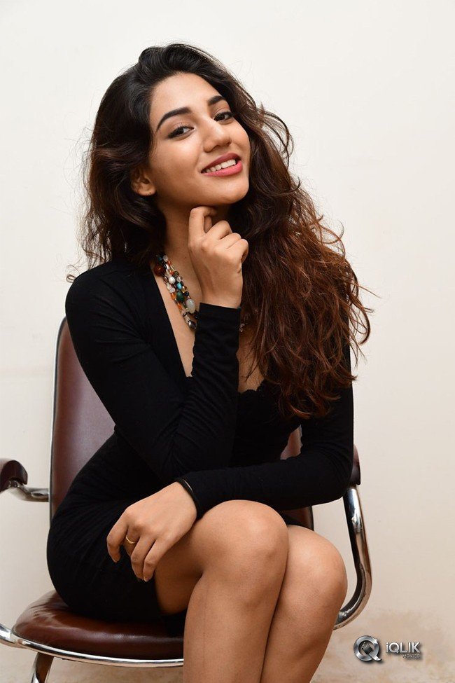 Sonakshi-Singh-Hot-Pics